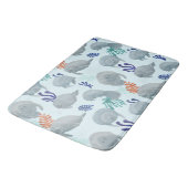 Niedliche Manateure mit Blasen-Muster - hellblau Badematte (Schrägansicht)
