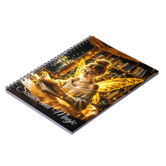 Niedliche Märchenjunge lesen magische Glitzern Notizblock (Linke Seite)