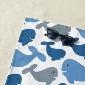 Niedliche Marine-Blau-grauer Wal-personalisierte Strandtuch (Beispiel)