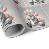 Niedliche Maus auf einem Scooter Geschenkpapier (Rolleneckpunkt)