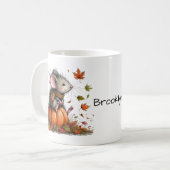 Niedliche Maus auf einer Kürbiskuhlästhesie Kaffeetasse (Vorderseite Links)
