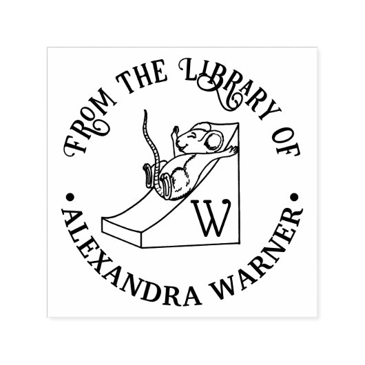 Niedliche Maus auf Käse-Schiebelbibliotheksname In Permastempel (Design)