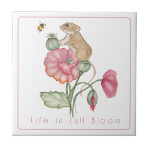 Niedliche Maus blühen auf Mohn Fliese