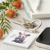 Niedliche Maus im Schlafanzug mit Kaffee. Rat und Schlüsselanhänger (Vorderseite rechts)