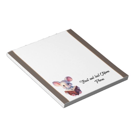 Niedliche Maus mit Buch Notizblock (angewinkelt)