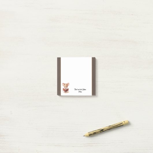 Niedliche Maus mit Buch Post-it Klebezettel (Auf Schreibtisch)