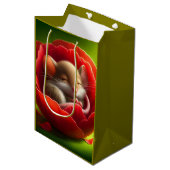 Niedliche Maus schlafen Mittlere Geschenktüte (Vorderseite Schrägansicht)