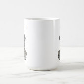 Niedliche Maus steht auf Felsen, mit Pilzen Kaffeetasse (Mittel)