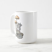 Niedliche Maus steht auf Felsen, mit Pilzen Kaffeetasse (Vorderseite Links)