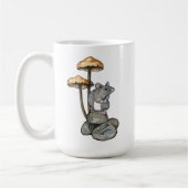 Niedliche Maus steht auf Felsen, mit Pilzen Kaffeetasse (Links)