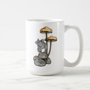 Niedliche Maus steht auf Felsen, mit Pilzen Kaffeetasse