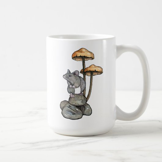 Niedliche Maus steht auf Felsen, mit Pilzen Kaffeetasse (Rechts)