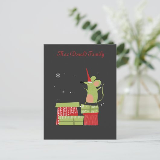 Niedliche Maus über Weihnachtsgeschenke Postkarte (Stehend Vorderseite)