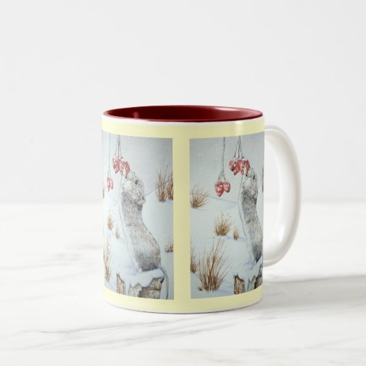 Niedliche Mäuse fressende Beeren Schneeszene Zweifarbige Tasse (VorderseiteRechts)