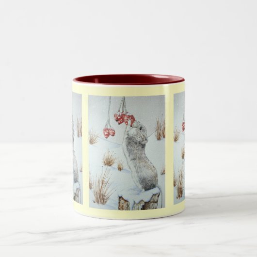 Niedliche Mäuse fressende Beeren Schneeszene Zweifarbige Tasse (Mittel)