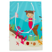 Niedliche Meerjungfrau im farbenfrohen Ozean Mittlere Geschenktüte (Vorderseite)