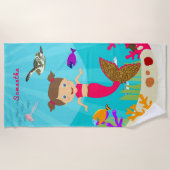 Niedliche Meerjungfrau im farbenfrohen Ozean Strandtuch (Vorderseite)