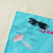 Niedliche Meerjungfrau im farbenfrohen Ozean Strandtuch (Beispiel)