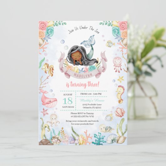 Niedliche Meerjungfrau unter dem Sea Pool Party Ge Einladung (Stehend Vorderseite)