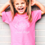 Niedliche Minimalistische Schneetage rosa T-Shirt<br><div class="desc">Mit diesem minimalistischen Shirt,  Ihrem gemütlichen Begleiter für Winterabenteuer,  verzaubern Sie ❄️ Schneetage! Ditch die sperrigen Drucke und lass die sanften Flocken inspirierte deinen Stil. Stellen Sie sich ein zartes Schneeflocksymbol vor,  das anmutig tanzt und "Lass den Spaß!" in gedämpften Tönen flüstert.</div>