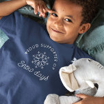 Niedliche Minimalistische Schneetage T-Shirt<br><div class="desc">Mit diesem minimalistischen Shirt,  Ihrem gemütlichen Begleiter für Winterabenteuer,  verzaubern Sie ❄️ Schneetage! Ditch die sperrigen Drucke und lass die sanften Flocken inspirierte deinen Stil. Stellen Sie sich ein zartes Schneeflocksymbol vor,  das anmutig tanzt und "Lass den Spaß!" in gedämpften Tönen flüstert.</div>