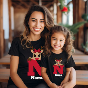 Niedliche Mit Monogramm Weihnachtsfamilie mit Name T-Shirt