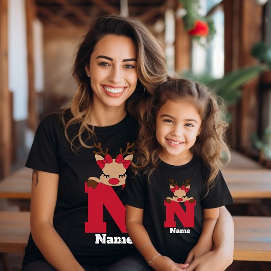 Niedliche Mit Monogramm Weihnachtsfamilie mit Name T-Shirt