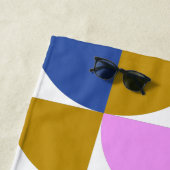 Niedliche moderne geometrische Formen Blau Lila Strandtuch (Beispiel)