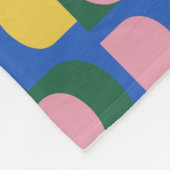 Niedliche moderne geometrische Formen in Blau Fleecedecke (Ecke)