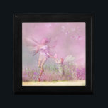 Niedliche, moderne Girl Pink Butterfly Fairies Erinnerungskiste<br><div class="desc">Dieses moderne Design besticht durch eine trendige rosa Fee, die einer jüngeren Fee einen Schmetterling auf einer Wiese von Blume schenkt. #fairy #niedlich #fantasy #modern #chic #stylish #elegant #pink #butterfly #butterflies #nature #floral #Blume #botanical #wiadow #girine #feminine #stylish #style #trendy #trendy #most #known #design #designer #giftbox #giftwrapping #Party #giftwrappingsupplies #gifts...</div>