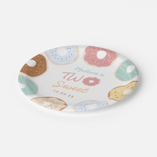 Niedliche moderne Pastel Donut Two Sweet Birthday Pappteller (Schrägansicht)