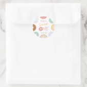 Niedliche moderne Pastelle Donut Erster Geburtstag Runder Aufkleber (Tasche)