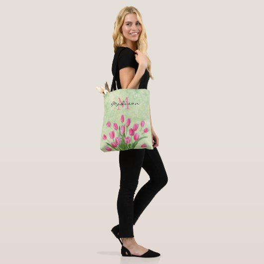 Niedliche Monogram Floral Spring Pink Tulip Bouque Tasche (Am Model)