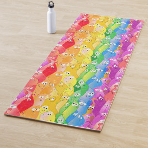 Niedliche Monster mit Regenbogen-Emotionsblocken i Yogamatte