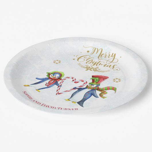 Niedliche Mr. and Mrs. Penguins Frohe Weihnachtssc Pappteller (Schrägansicht)