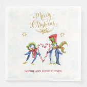 Niedliche Mr. and Mrs. Penguins Frohe Weihnachtssc Serviette (Vorderseite)