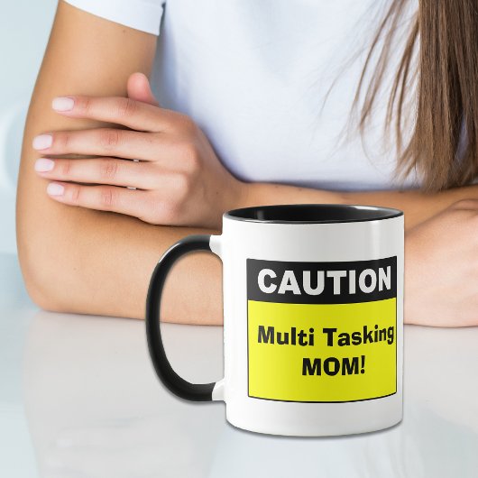 Niedliche Multi-Tasking-Mama Vorsicht Tasse
