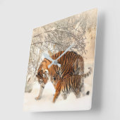 Niedliche Mutter mit Baby im Schnee Quadratische Wanduhr (Winkel)