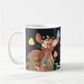 Niedliche Mutterrotwild mit einem kleinen Kaffeetasse (Links)