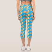 Niedliche nachos-Maischips beim Surfen Cartoon Capri Leggings (Rückseite)