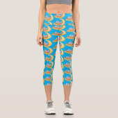 Niedliche nachos-Maischips beim Surfen Cartoon Capri Leggings (Vorderseite)
