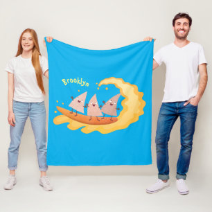 Niedliche nachos-Maischips beim Surfen Cartoon Fleecedecke
