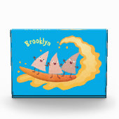 Niedliche nachos-Maischips beim Surfen Cartoon Fotoblock (Vorderseite)