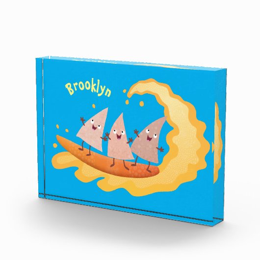 Niedliche nachos-Maischips beim Surfen Cartoon Fotoblock (Rechts)