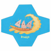 Niedliche nachos-Maischips beim Surfen Cartoon Fußball (Flach)