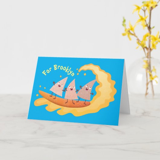 Niedliche nachos-Maischips beim Surfen Cartoon Karte (Gelbe Blume)