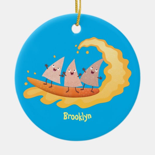 Niedliche nachos-Maischips beim Surfen Cartoon Keramik Ornament (Vorne)