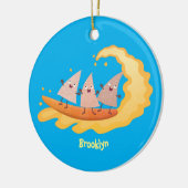 Niedliche nachos-Maischips beim Surfen Cartoon Keramik Ornament (Links)