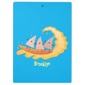 Niedliche nachos-Maischips beim Surfen Cartoon Klemmbrett (Rückseite)