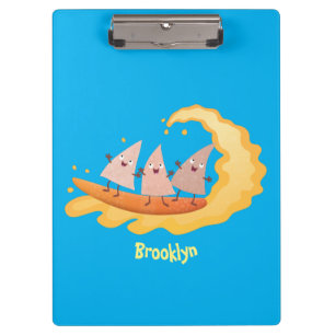 Niedliche nachos-Maischips beim Surfen Cartoon Klemmbrett